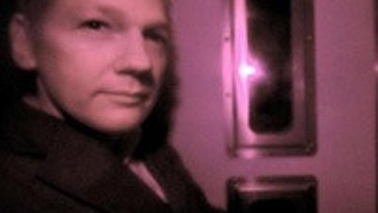 Assange serbest
