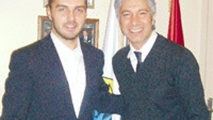 Uygur’dan tiyatro dersi