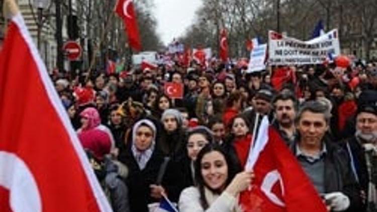 40 bin Türk Paris'i inletti