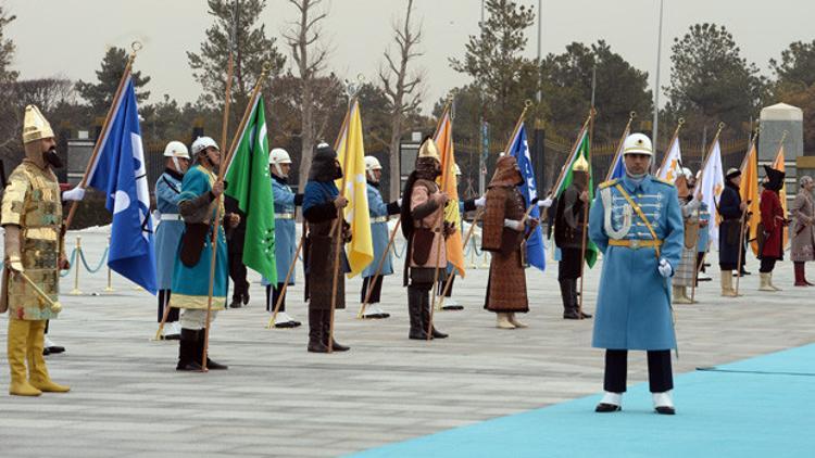 Eski Türk devleti askerleri Aliyev'i karşıladı