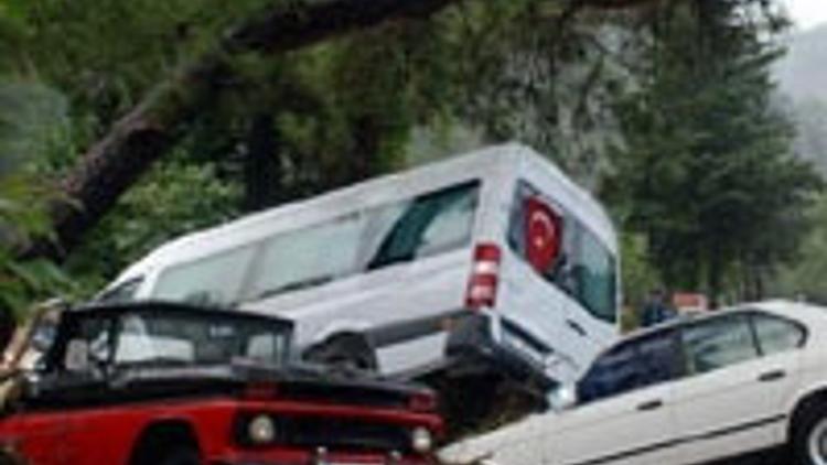 Olimpos'ta otomobiller denize sürüklendi