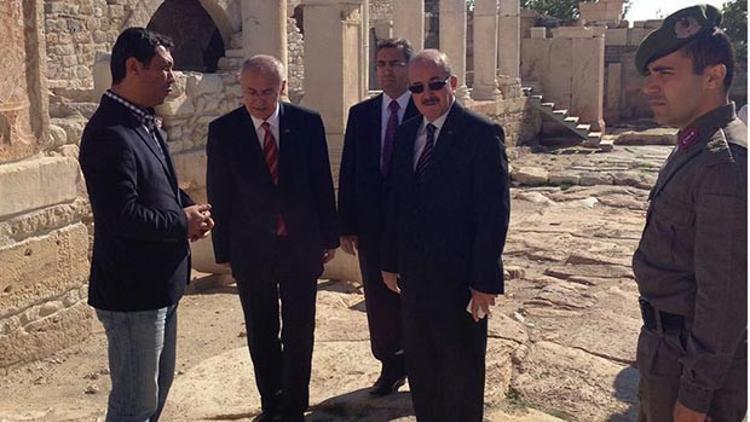 Denizli Valisi ziyaret ettiği Tripolis Antik Kenti'ne hayran kaldı