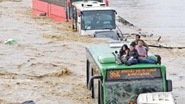 Sel, 3 kilometrede 300 milyon lirayı götürdü