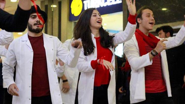 AIDS’e dikkat çekmek için dans ettiler