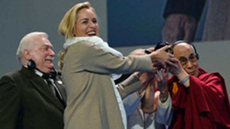 Ödülünü Dalai Lama'dan aldı