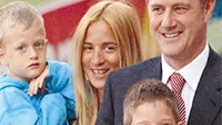 Özgener trafik kazası geçirdi