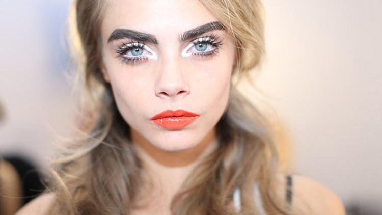 Cara Delevingne makyajı