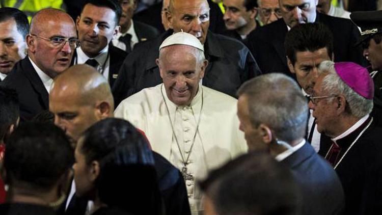 Papa Francesco 800 bin kişilik ayin yönetti