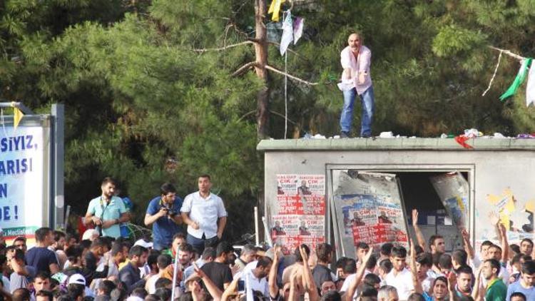 Diyarbakır'daki HDP mitinginde patlama: 2 kişi hayatını kaybetti