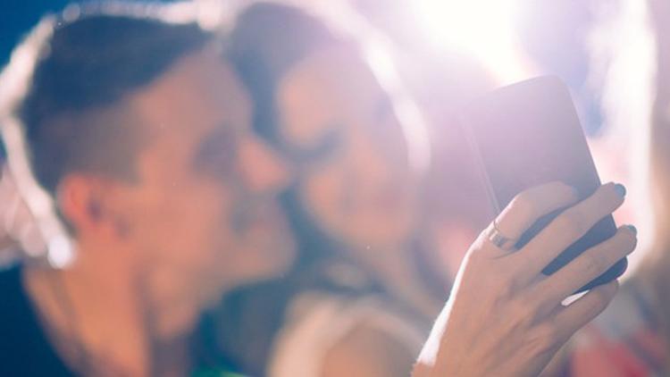 Mumbai'de evli olmadan selfie çeken çiftler tutuklanıyor