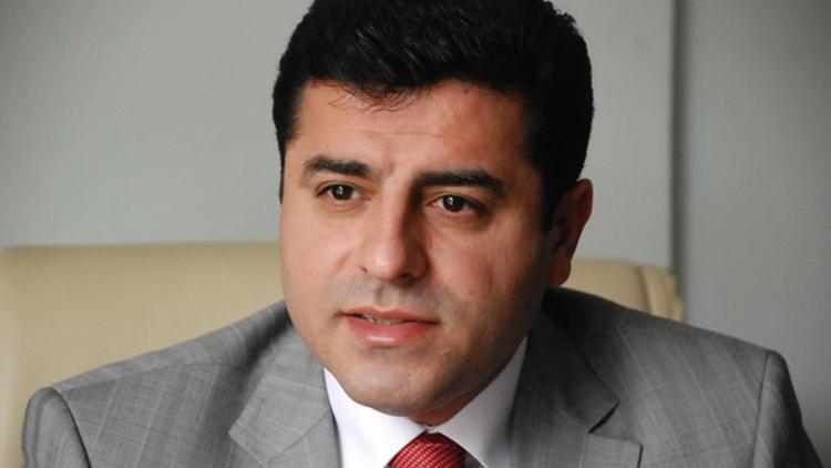 Demirtaş: Bayrak ve heykel yakanları kınıyorum