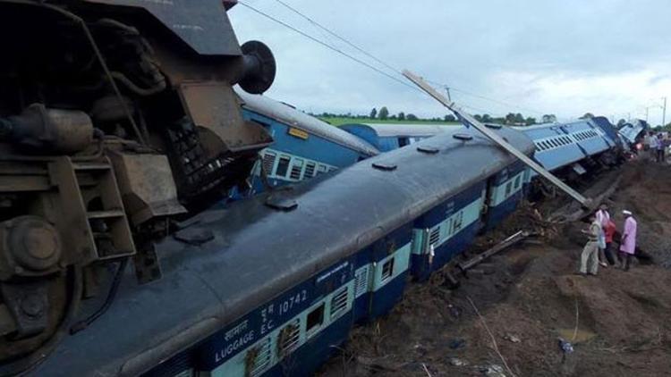 Hindistan'da facia: İki tren raydan çıktı, en az 24 kişi öldü