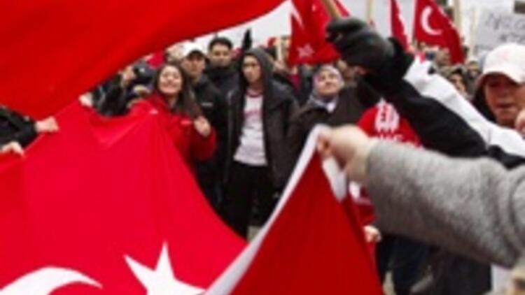 İsveç'teki Türkler 'soykırım' tasarısını protesto etti En Son Haberler