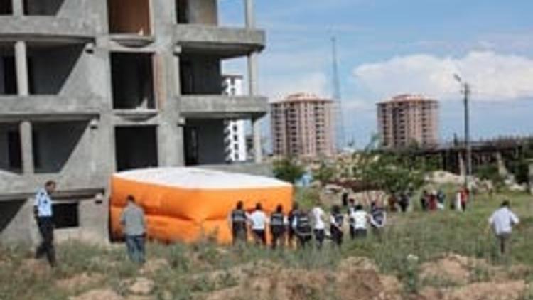 Ağabeyinin intiharına dayanamayıp çatıya çıktı