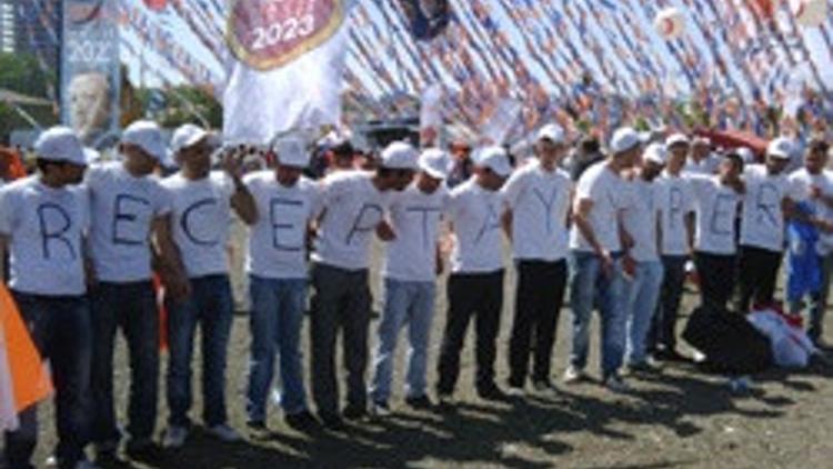 Miting meydanındaki soru: "Hangisi daha kalabalık"