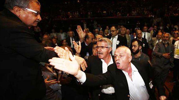 Beşiktaş'ta İdari ve Mali Genel Kurul Toplantısı protestolarla başladı