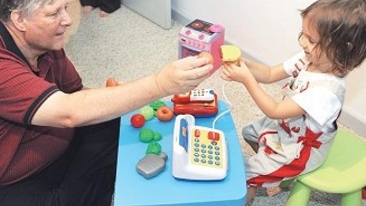 40 yılda 40 bin çocuğu oyunla tedavi etti
