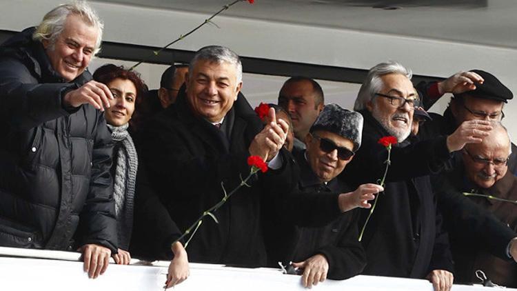 Nazım Hikmet’e Boğaz’da karanfilli anma