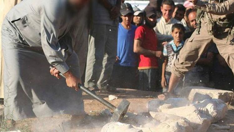 IŞİD Palmira'da heykelleri parçaladı