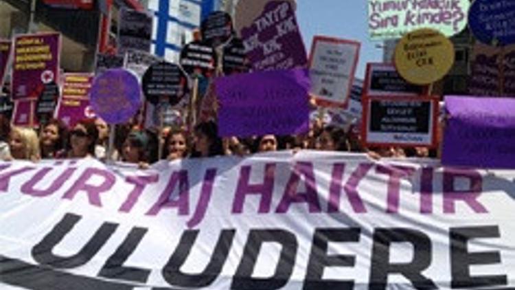 Kadınlar Kadıköy'de 'kürtaj'ı protesto ediyor