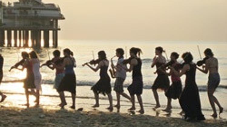 En haşarı orkestra köy konserine geliyor