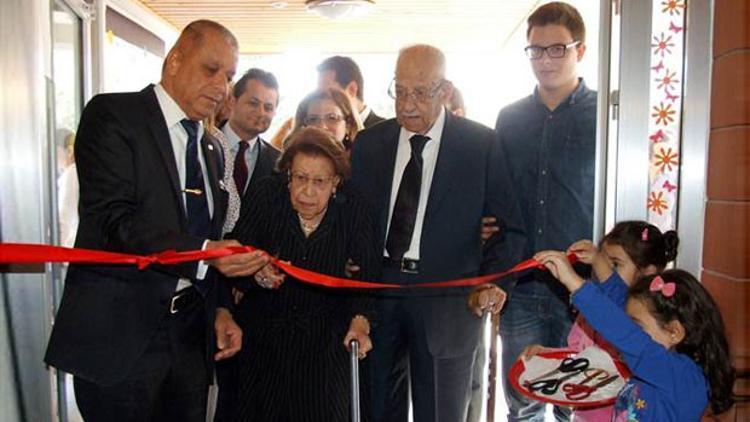 Anne-babası adına okul yaptırdı