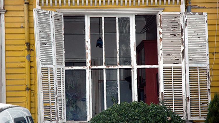 Saldırıya uğrayan Turizm Polisi Şube Müdürlüğü'nde onarım çalışması sürüyor