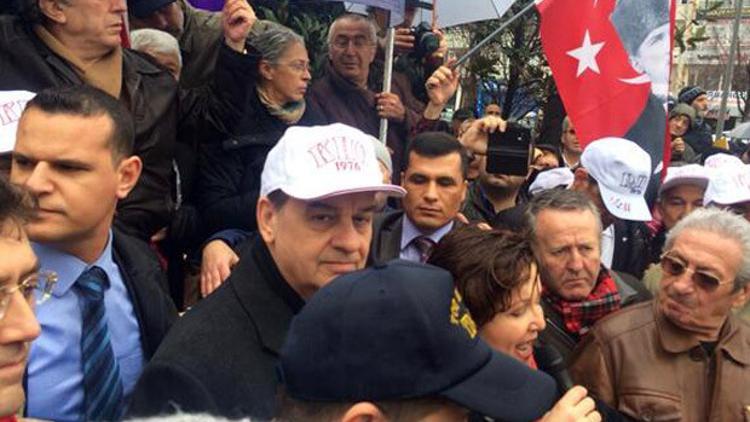 İlker Başbuğ Sessiz Çığlık eyleminde