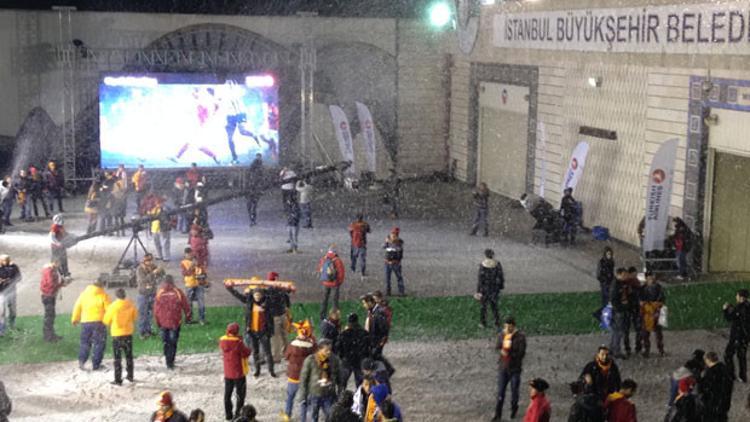 TT Arena'da kar yağdı!