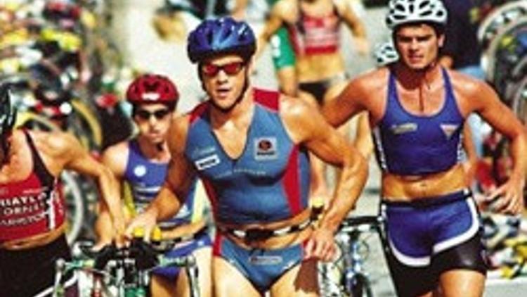 Triatlonda 63 sporcu mücadele ediyor