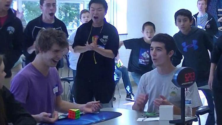 Yeni rubik küpü rekoru: 5.25 saniye