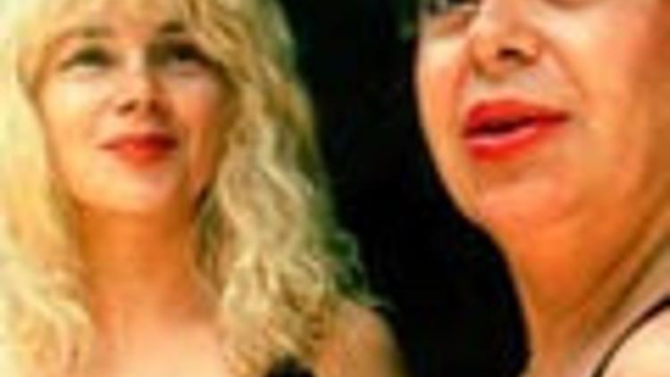 Açılışta canlı seks performansı