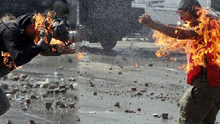 Molotoflu saldırganlar kendilerini yaktı