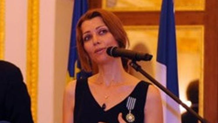 Elif Şafak'a Sanat ve Edebiyat Şövalyesi nişanı