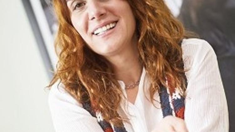 Evime yemeğe gelen misafirler önceden bir şeyler atıştırıyor