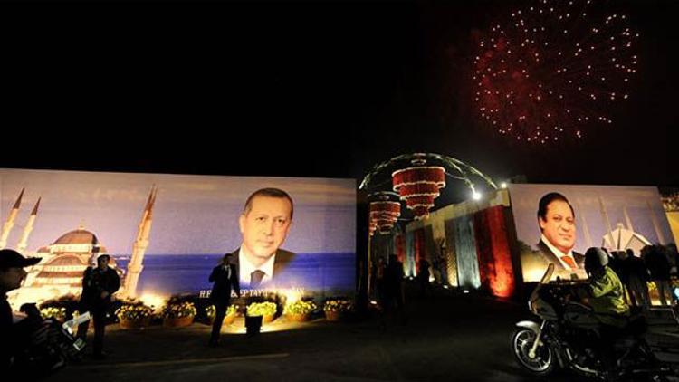 Başbakan Erdoğan Pakistan'da havai fişeklerle karşılandı