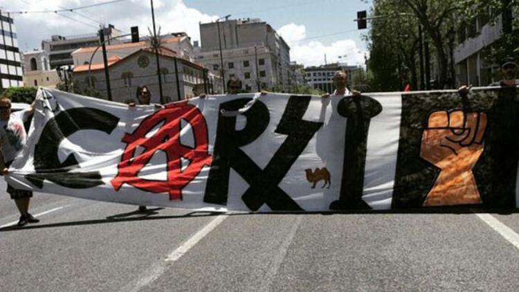 Atina'daki 1 Mayıs gösterisinde Çarşı pankartı