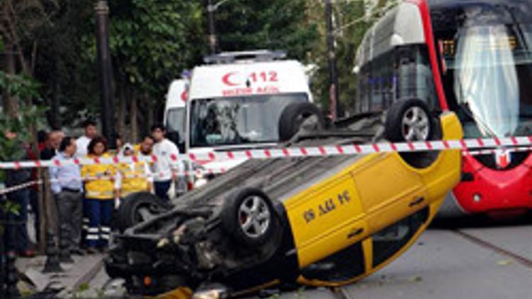 Fatih'te tramvay taksiye çarptı