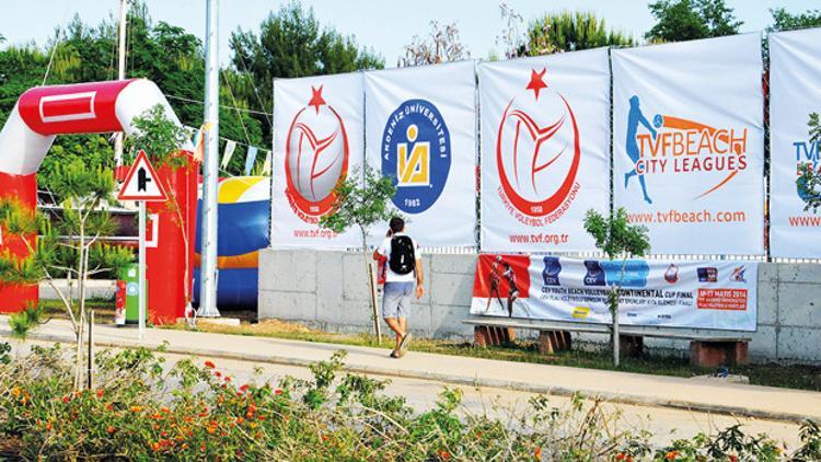 Şortlu kızlara perdeleme
