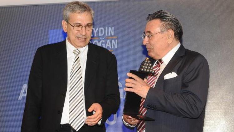 Aydın Doğan Ödülü,yazar Orhan Pamuk'a verildi