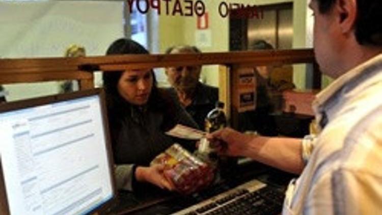 Selanik'te tiyatro izleyicileri bileti para yerine gıda maddesiyle alıyor