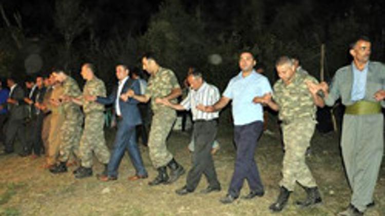 Komutanlar Kato Dağı'ndaki düğünde halay çekti