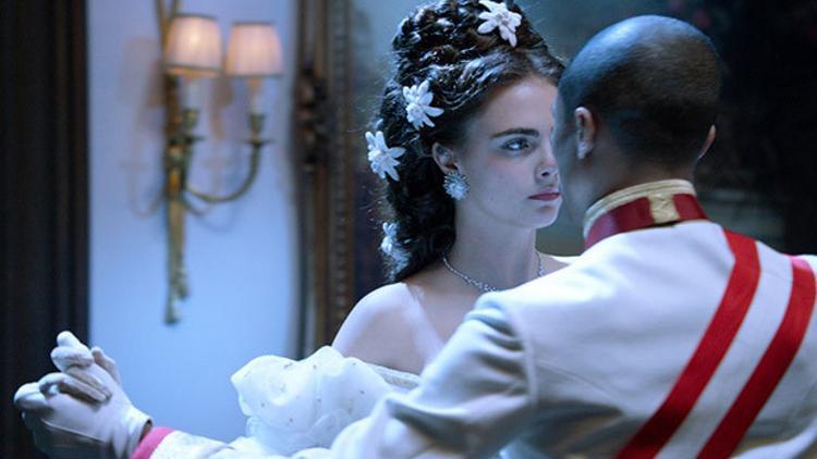 Pharrell ve Cara'dan reklam kokan hareketler