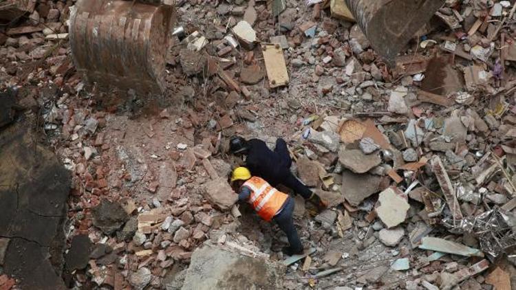 Hindistan'da bina çöktü: 11 ölü
