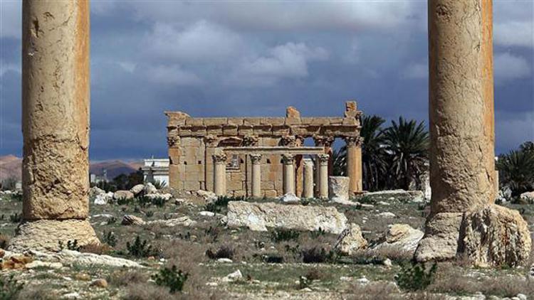 IŞİD Palmira antik kentindeki tapınağı 'havaya uçurdu'