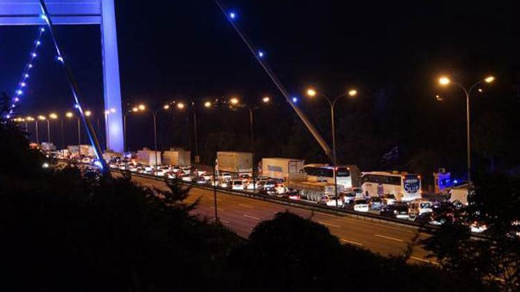 Otoyol ve köprüler para bastı ama gişelerde trafik çilesi katlandı