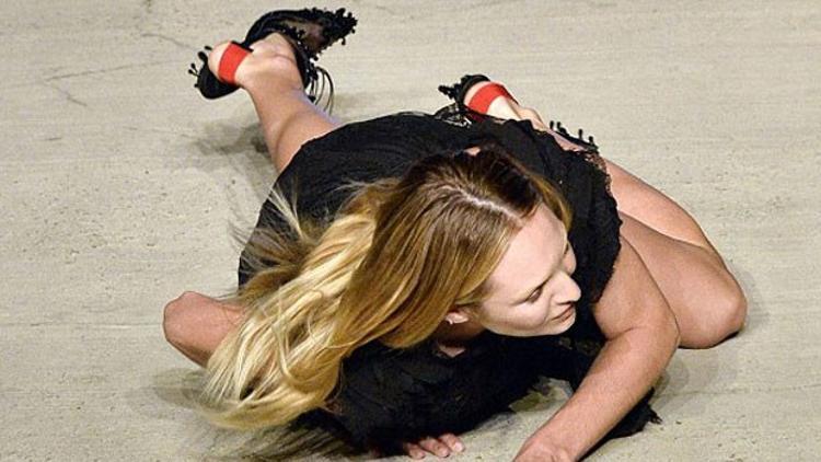 'Melek' Candice Swanepoel boylu boyunca podyuma uzandı