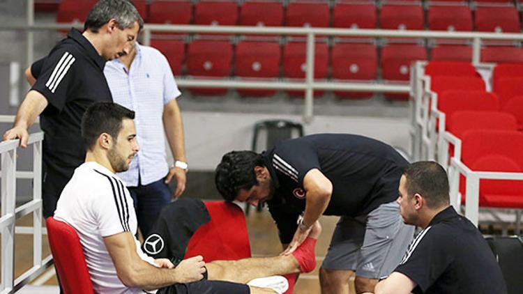 A Milli Basketbol Takımı'nda Doğuş Balbay sakatlandı