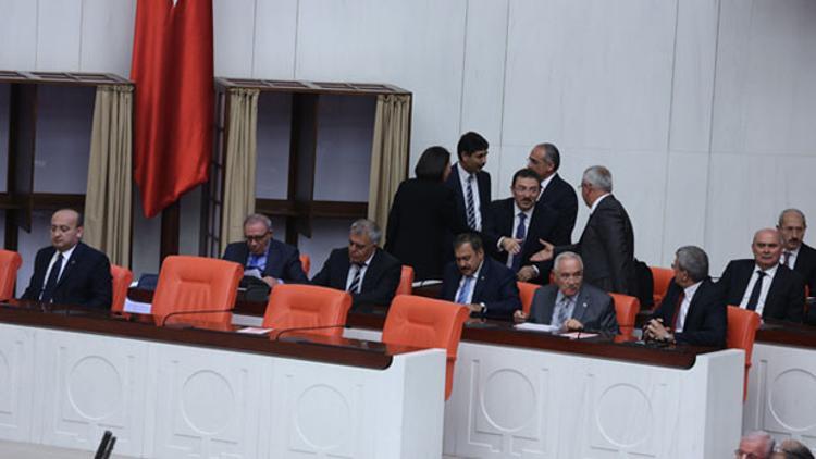 Bağımsız bakanlar yemin etmek üzere kürsüye çıktı, TBMM karıştı