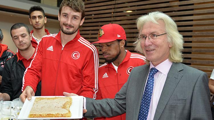 Büyükelçi özel ürettiği balı 12 Dev Adam'a ikram etti